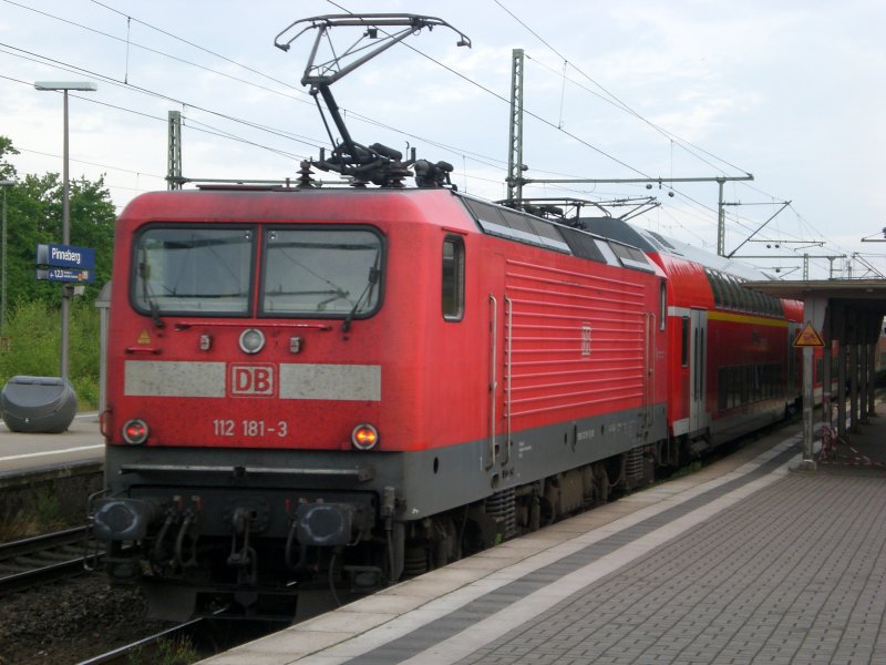 BR 112 als RB70 nach Kiel im Bahnhof Pinneberg.
