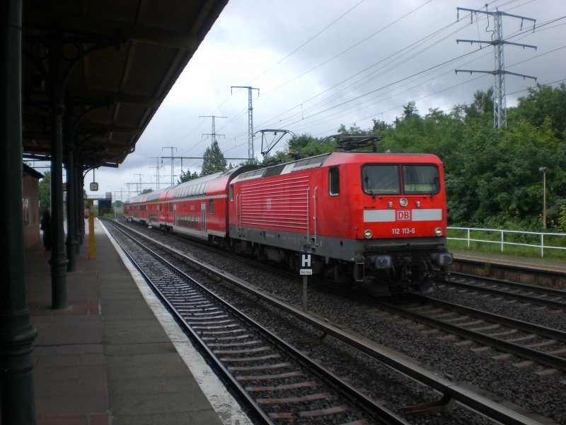 BR 112 als RE2 nach Wismar am S-Bahnhof Berlin-Karlshorst.