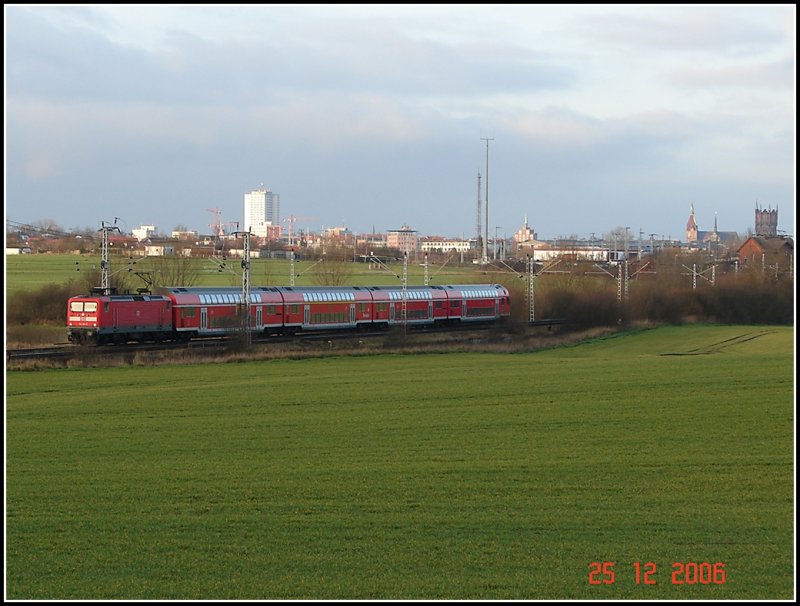 Br 112 mit  dem RE5 von Rostock nach Wittenberg, kurz nach verlassen des Rostocker Hbf´s.