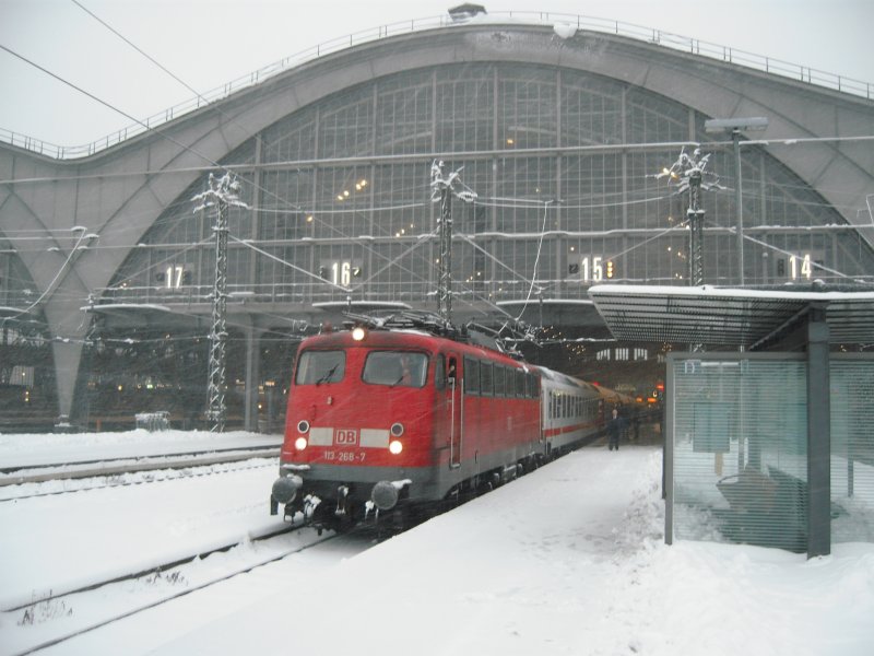 BR 113 mit einem InterCity und viel Schnee im Leipziger Hbf. 04.01.2009