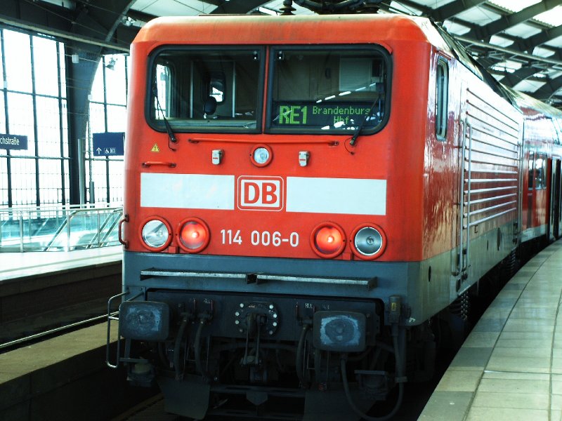 BR 114 006-0 schiebt am 14.04.2006 den Regionalexpress von Berlin nach Brandenburg Hbf, hier beim Halt in Berlin Friedrichstrae