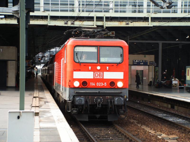 BR 114-023 5 mit 5 x RE160 Wagen richtung Frankfurt/Oder fhrt gerade aus beim Berliner Ostbahnhof.