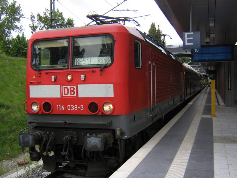 BR 114 038, Hlt gerade als RE5 in Berlin Gesundbrunnen, auf der fahrt nach Stralsund, am 6.6.06