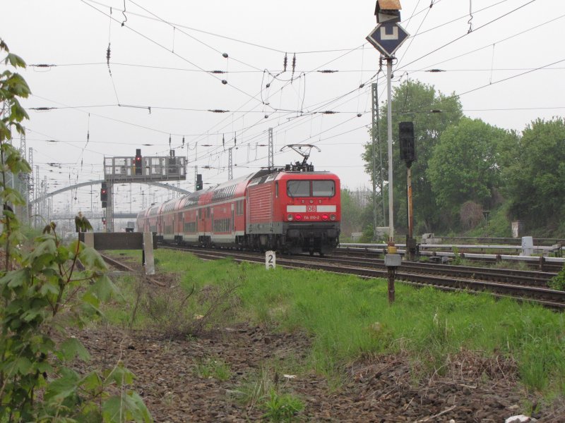 BR 114 an einem RE in Richtung Berlin Ostbahnhof in Hhe Markgrafendamm