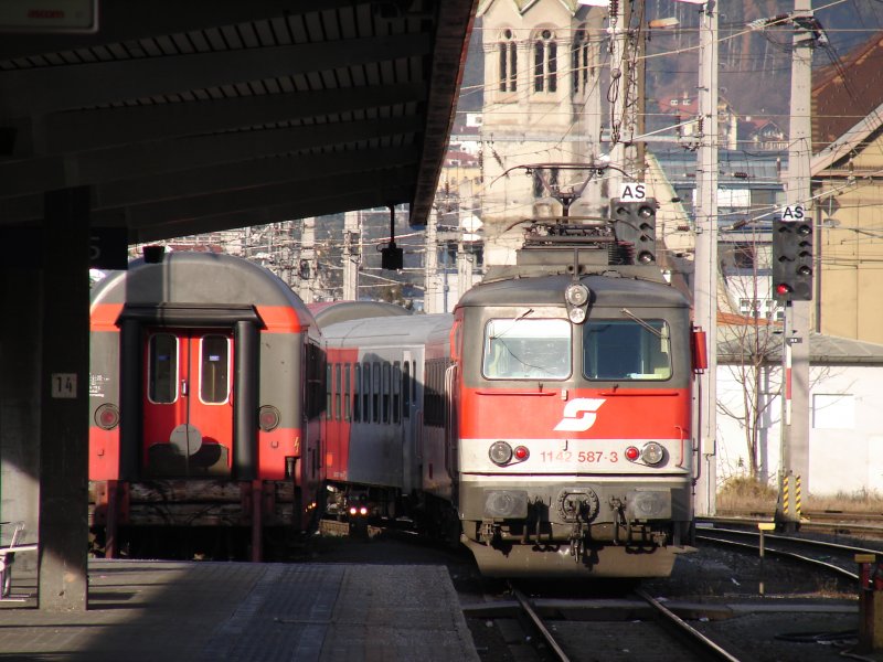 BR 1142 587-3 kommtam 05.12.2007 mit einen Cityshuttle in den Bahnhof Innsbruck Hbf eingefahren.