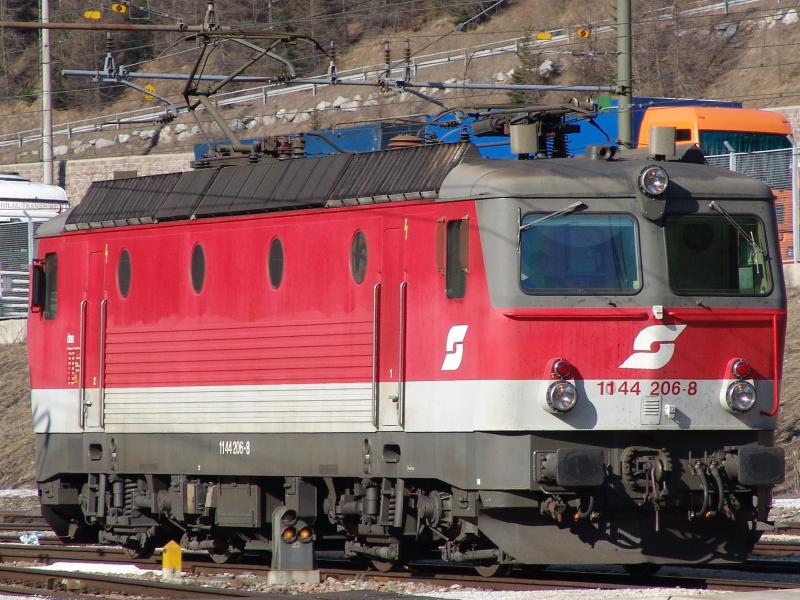 Br 1144 206-8 am 2.4.05 im Bahnhof Brenner