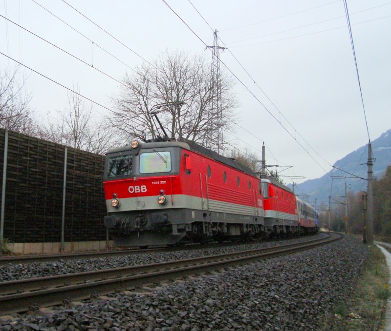 BR 1144 222 mit Schwesterlok vor RoLa bei Pill-Vomperbach am 19.11.2008
