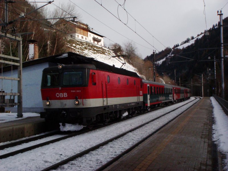 BR 1144 243 mit Regio nach Innsbruck Hbf bei der Einfahrt in St. Jodok am 14.11.2007