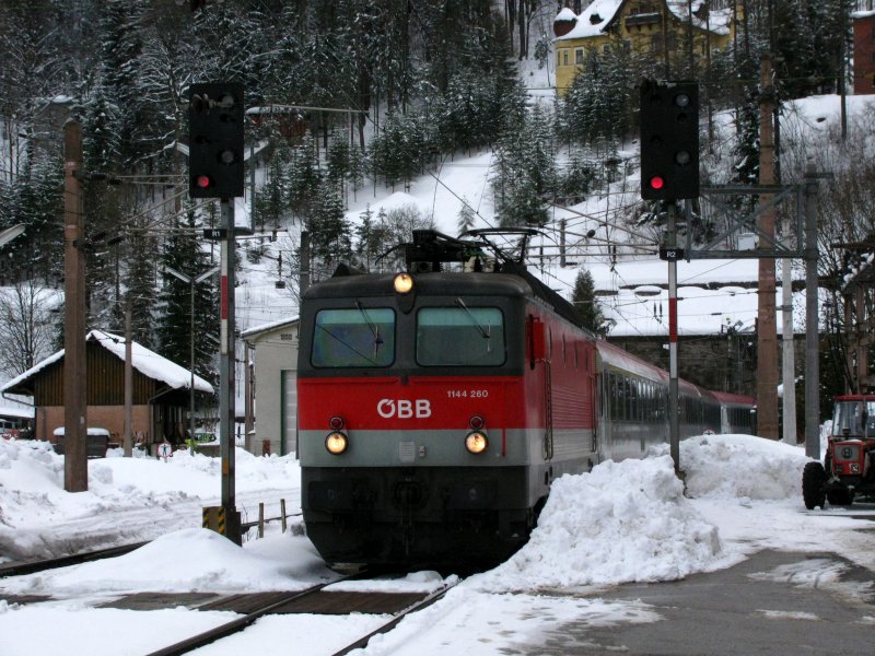 BR 1144 260 mit IC nach Wien S�d bei der Durchfahrt in Semmering am 27.02.2009