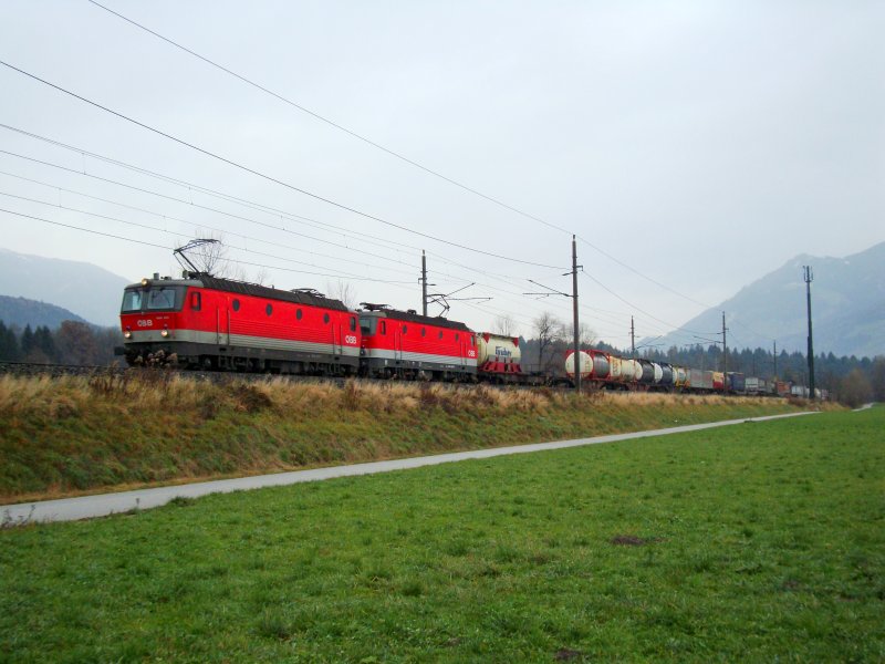 BR 1144-Doppel vor GZ zum Brenner am 19.11.2008 bei Terfens-Weer.