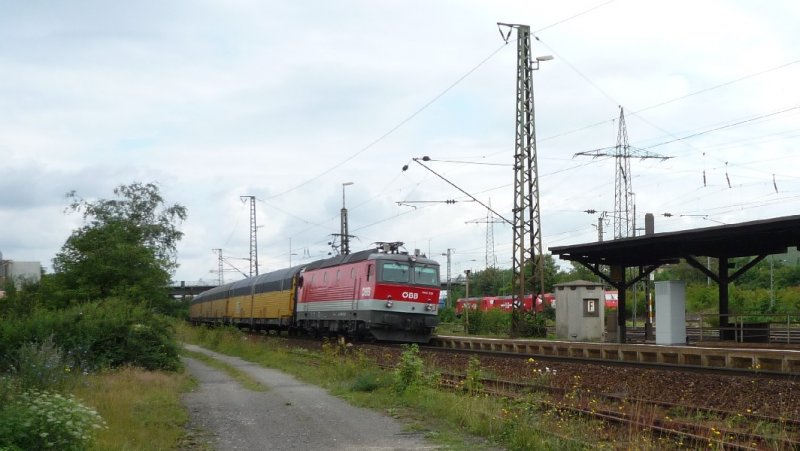 BR 1144 der BB rauscht durch den frnkischen Haltepunkt Wrzburg Zell und wird in wenigen Minuten Wrzburg Hbf. erreichen. Vorher muss der Gterzug allerdings noch an einem Signal halten.