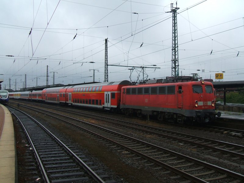 BR 115 152-1 mit Schadwagen (defekte Wagen) am Haken , diese
werden ins Bahnbetriebswerk Dortmund gefahren.