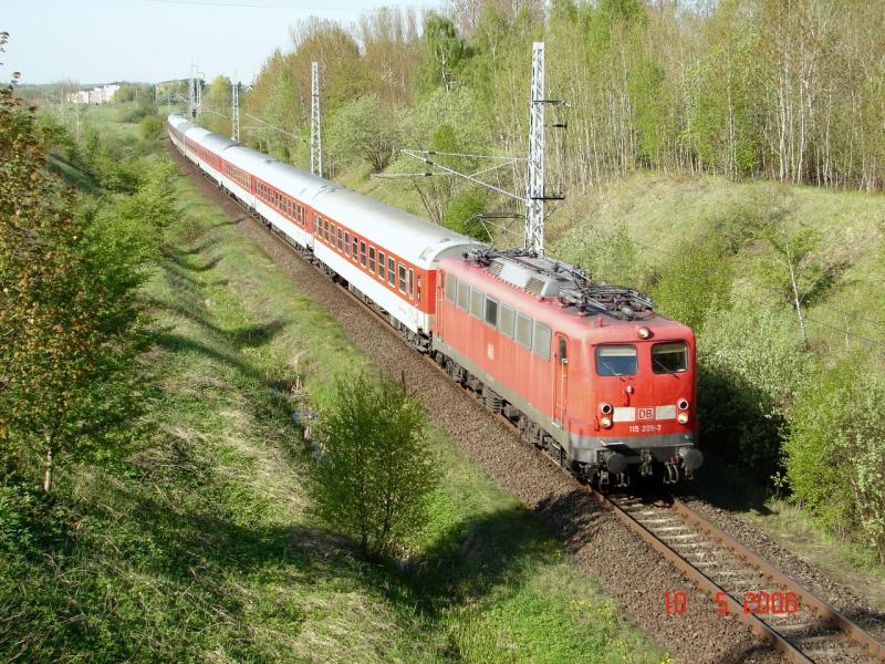 BR 115 205-7 mit dem NachtZug aus Hagen nach Binz. Aufgenommen am 10.5.2006 in Rostock