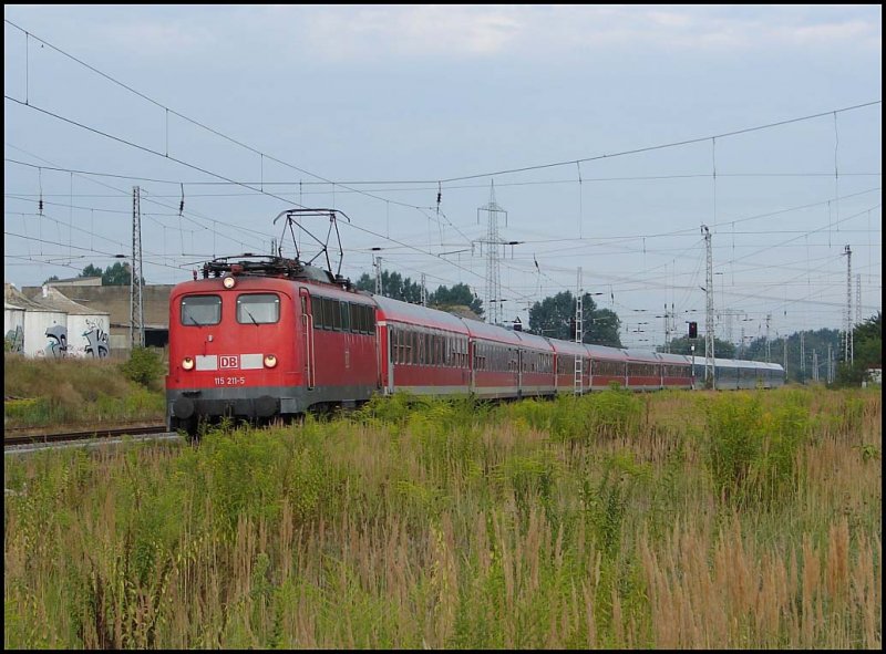 BR 115 211-5 mit einem Sonderzug aus Warnemnde auf dem Weg in Richtung Berlin. Aufgenommen am 17.8.06 in Gstrow