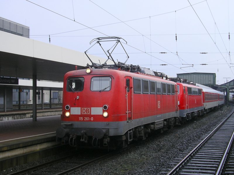 BR 115 261-0 mit BR 111 114 im Schlepp, Schadwagenzug ,am Ende
noch 4 Stck 218 nach Dortmund,wartet auf Ausfahrt im Duisburger Hbf.(30.11.2008) 