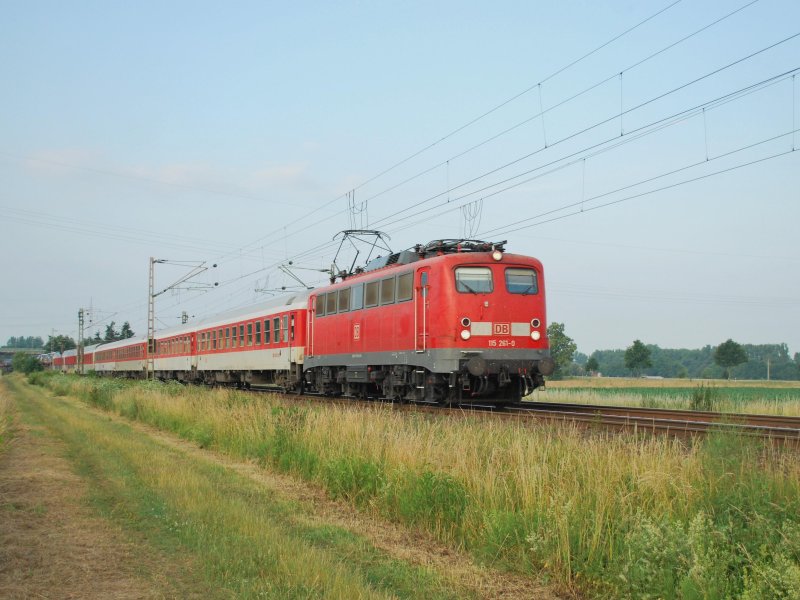 BR 115 261-0 mit dem NZ nach Hamburg am 29.6.09 auf der KBS 380 nrdlich von Nienburg (Weser).
