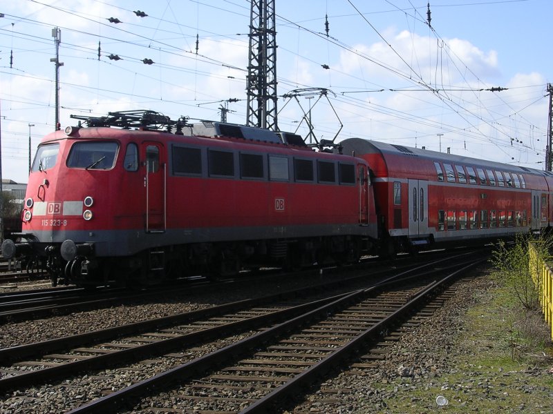 BR 115 323-8 mit Dostos Schadwagen aus Stuttgart der DB Regio in Dortmund Hbf.(12.04.2008)