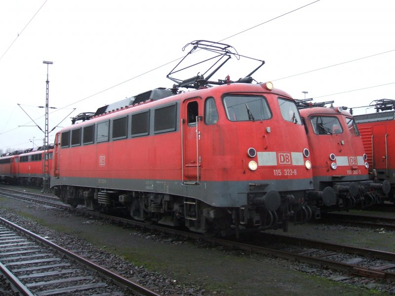 BR 115 323-8 verlsst die Abstellgruppe in Dortmund.(30.12.2007)