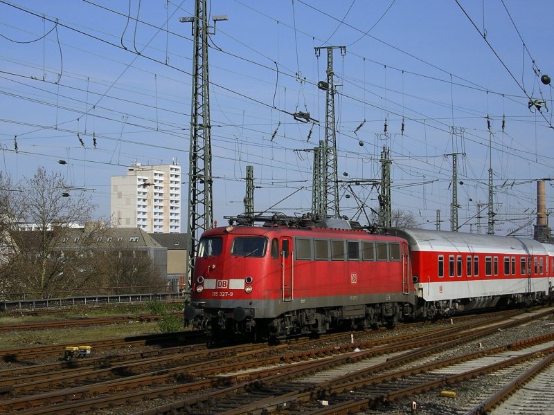 BR 115 327-9 mit 3 Reisewagen,6 Autozugwagen,Bereitstellung
Dortmund Hbf.,am Bahnsteig wurde der letzte Wagen wegen Bremsschaden abgekuppelt.(23.03.2008)
