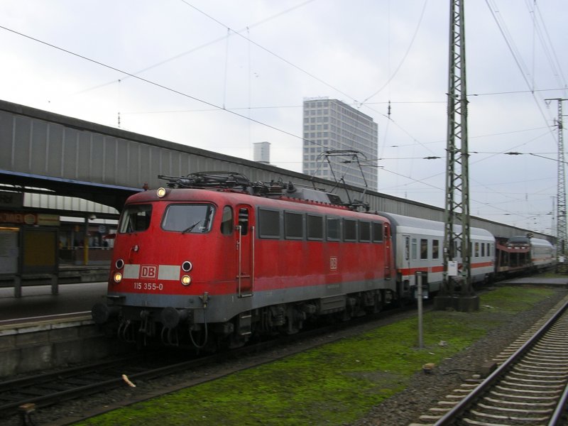 BR 115 355-0 mit AZ-Wagen Durchfahrt in Dortmund Hbf.,Gleis 16 in
den Bbf.(19.11.2008)