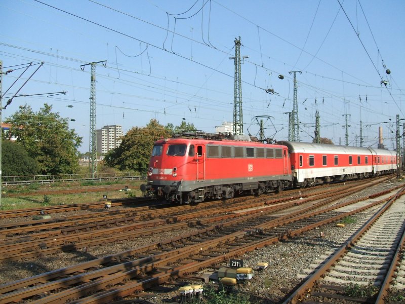 BR 115 448-3 mit UEX 43373 von Dortmund nach Livorne Centrale
auf dem Weg zur Bereitstellung aif Gleis 26.(07.10.2007)