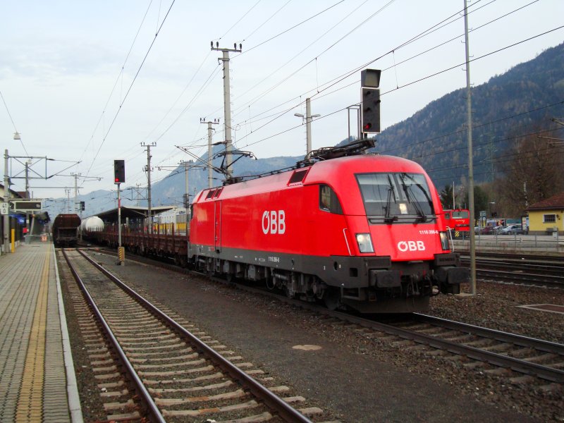 BR 116 266 fhrt am 18.11.2008 mit einem GZ durch Jenbach. 