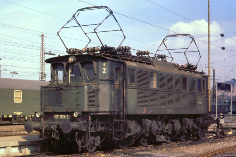 BR 117 103-2 rangiert Anfang der 70er Jahre in Heilbronn Hbf ...