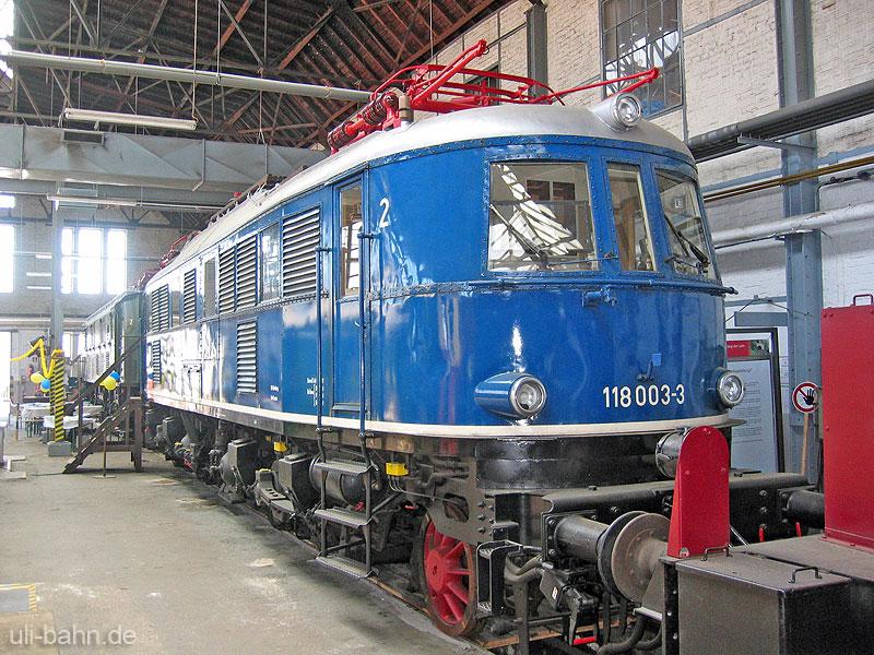 BR 118 003-3 in der Halle des DB-Museum Koblenz-Ltzel am 24.6.2006