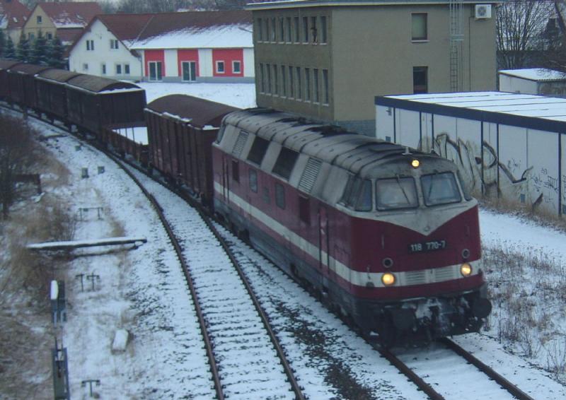 BR 118 770-7 mit einem  Fotogterzug  aus Gera bei der Einfahrt in den Bahnhof Smmerda am 29.01.2005 .