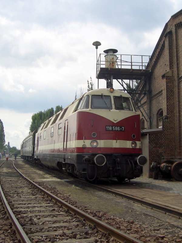 BR 118 der Deutschen Reichsbahn in Stafurt, 2005