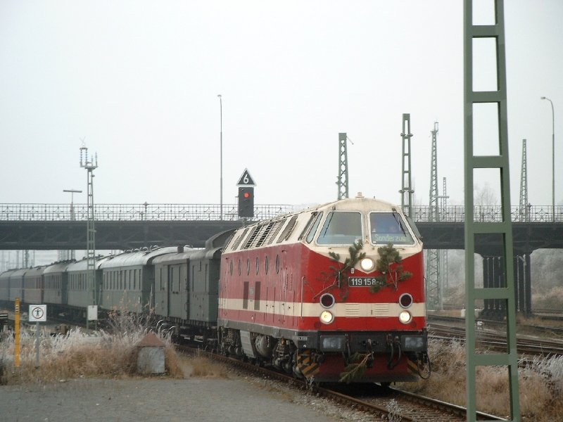 BR 119 158-4 -DR-, der Eisenbahnfreund von  Berlin macht Dampf  unterquert mit ihrem  Marzipan-Express  die St.-Lorenz-Brcke, um in den Lbecker Hauptbahnhof; Gleis 5, einzufahren.
Lbeck Hbf. (22.12.2007)