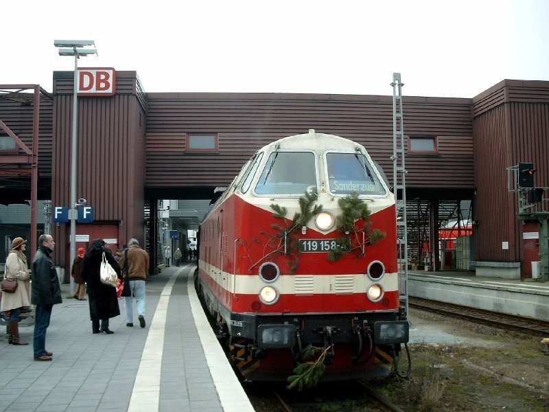 BR 119 158-4 -DR- mit ihrem  Marzipan-Express  am Haken beendet seine Reise in die Marzipan-Stadt Lbeck am Bahnsteig 5.
Lbeck Hbf (22.12.2007)