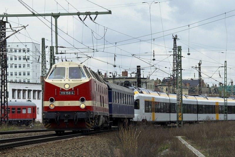 BR 119 mit einem bunten Zug  bei der Durchfahrt durch Halle