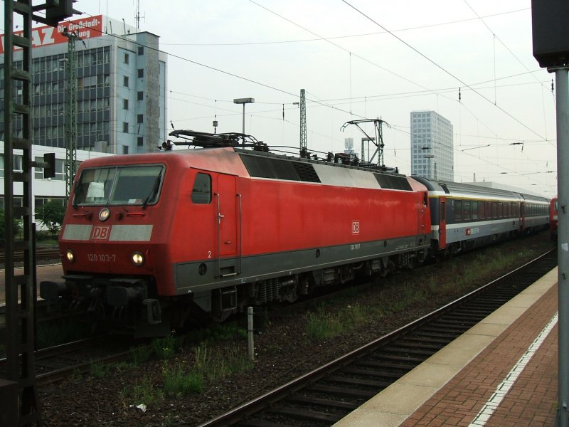 BR 120 103-7 mit IC Chur- Hamburg am Haken auf Gleis 10 im Dortmunder Hbf