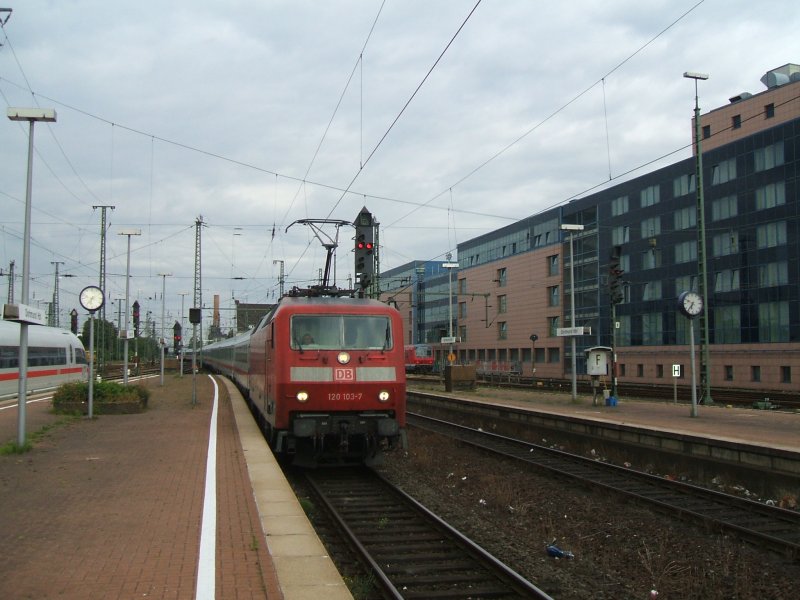 BR 120 103-7 nit IC 2229 von Hamburg nach Nrnberg,
bei der Einfahrt in den Dortmunder Hbf.
