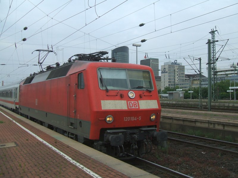 BR 120 104-5 verlt mit IC 2803 als Ersatzzug fr IC 2215 der
mit 120 Minuten ausgeschrieben war,(am 30.06.2007) den
Dortmunder Hbf. nach Stuttgart Hbf.  