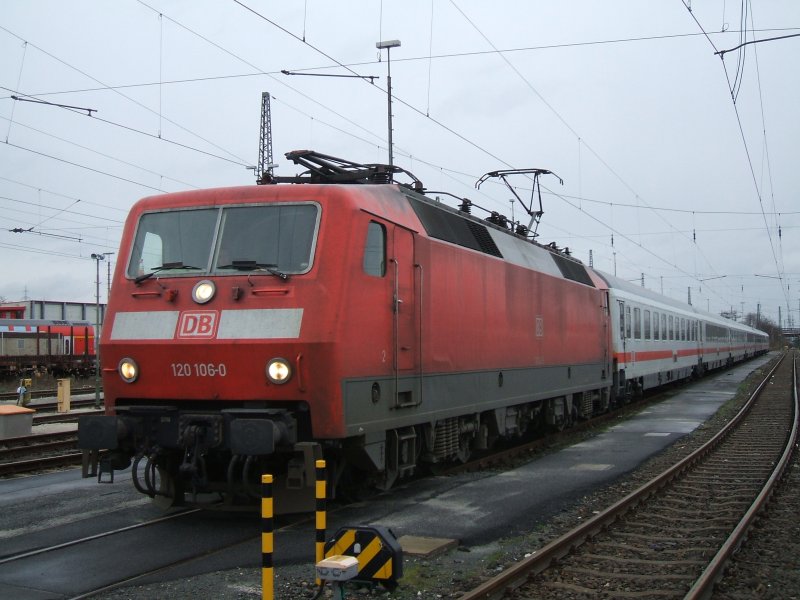BR 120 106-0 mit Ersatz IC 2801  Dortmund - Stuttgart.(02.12.2007)