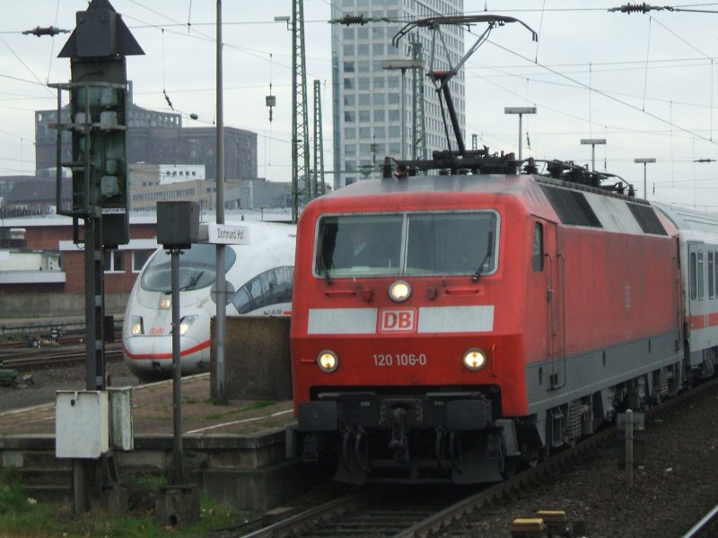 BR 120 106-0 mit IC 2228 Nrnberg-HH Altona am Haken ,Ausfahrt
aus Dortmund Hbf.(24.11.2007)