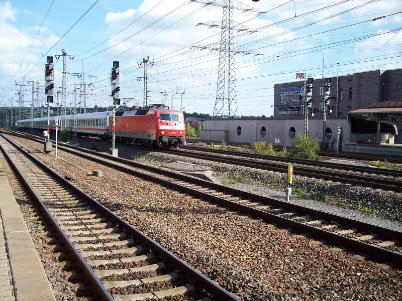 Br 120 107 durchfhrt mit IC von Stuttgart nach Karlsruhe den Bahnhof Vaihingen(Enz) am 11.8.2005