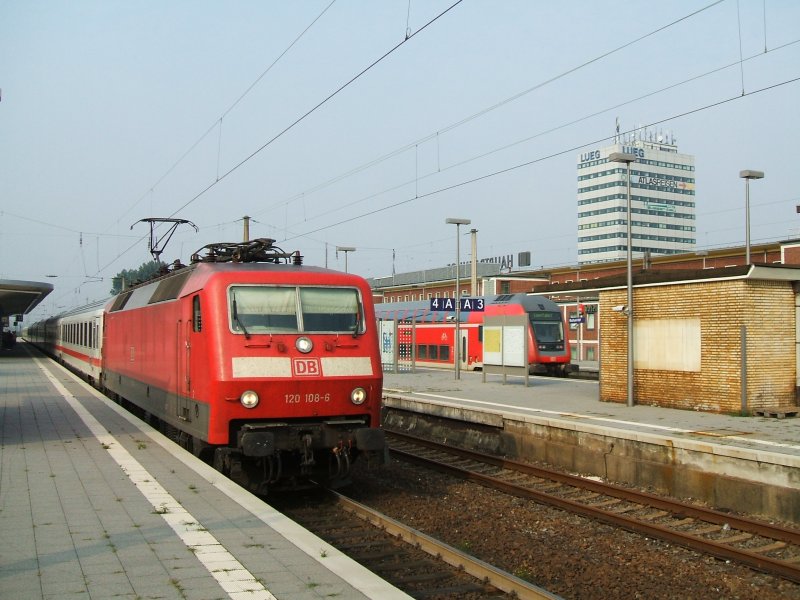 BR 120 108-6 mit IC 1961  Urlaubsexpress Mecklenburg-Vorpommern 
beim Halt im Bochumer Hbf.(25.08.2007)