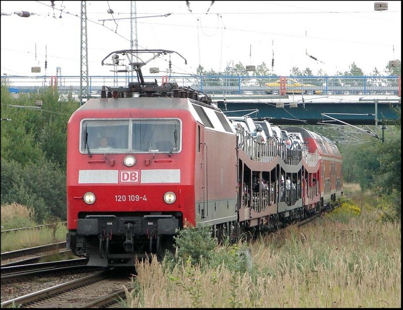 BR 120 109-4 mit dem AZ 1447 bei der Einfahrt zum Rostocker Seehafen. 26.8.06
