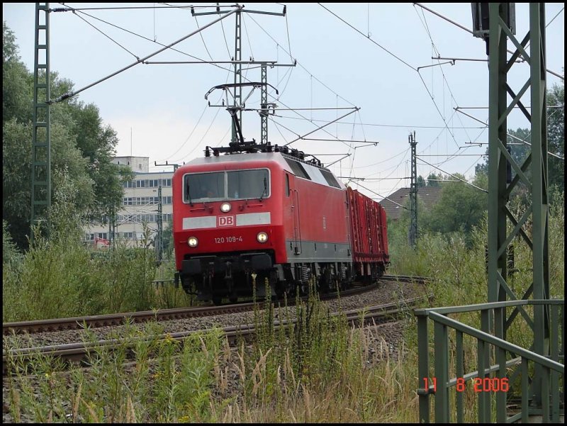 BR 120 109-4 mit einem Gz auf dem Weg zum Rostocker Seehafen. Rostock den 11.8.06