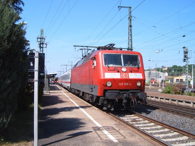 BR 120 109-4 stand am 27.04.07 mit einem InterCity von N�rnberg HBF nach Karlsruhe HBF auf Gleis 2 des Aalener Bahnhofs.