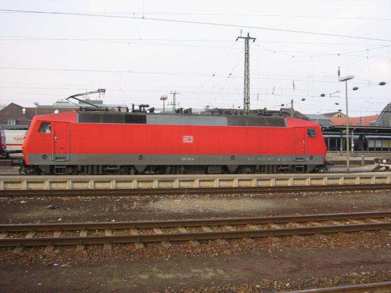 BR 120 114 am 29.02.2004 abgestellt in Karlsruhe Hbf.