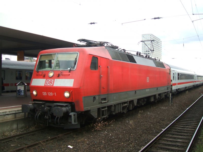 BR 120 120-1 mit IC 2049 nach Leipzig bei der Ausfahrt