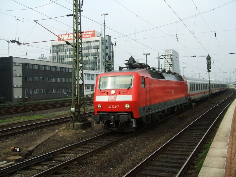 BR 120 122-7 mit IC 2141 nach Leipzig bei der Ausfahrt aus dem
Dortmunder Hbf.(25.08.2007)