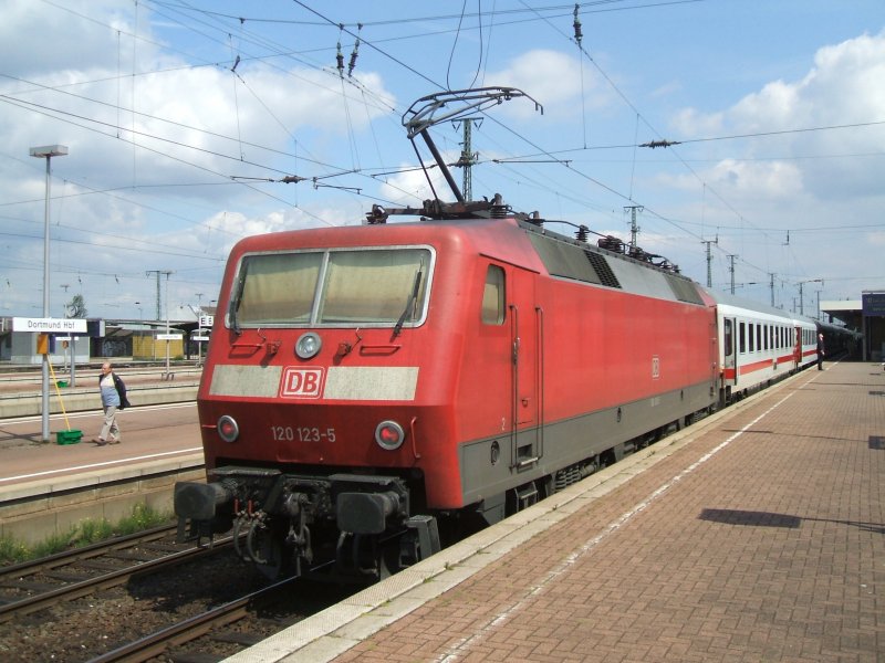 BR 120 123-5 im Schub vom IC 1945 nach Berlin Ostbahnhof.
(03.08.2007)