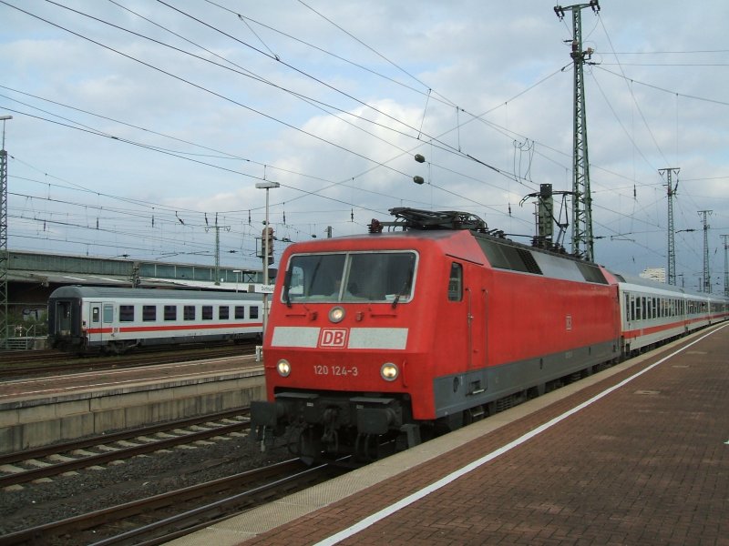 BR 120 124-3 mit IC 2019 am Haken ,Ausfahrt aus dem Dortmunder Hbf. nach Stuttgart.(30.09.2007)