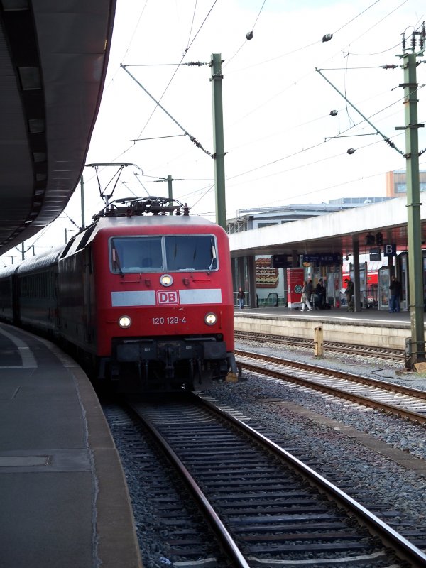 Br 120 128 von Frankfurt nach Berlin Ostbahnhof in Hannover Hbf (4.8.2007)