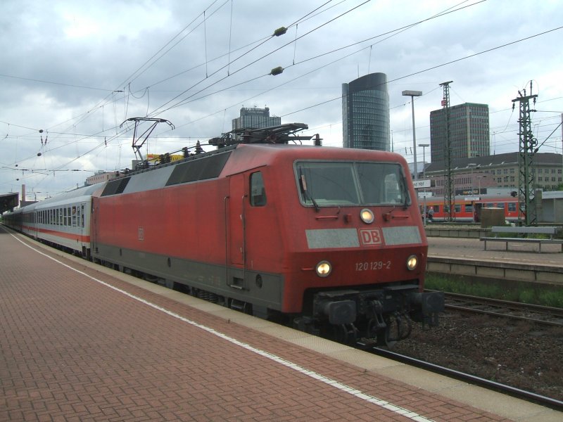BR 120 129-2 mit IC 2017 nach Mnchen bei der Ausfahrt in 
Dortmund Hbf. 